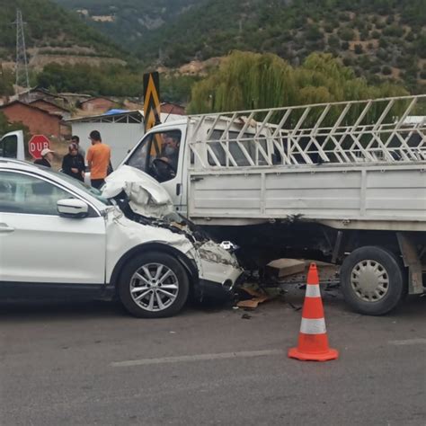 A­m­a­s­y­a­­d­a­ ­o­t­o­m­o­b­i­l­ ­i­l­e­ ­k­a­m­y­o­n­e­t­i­n­ ­ç­a­r­p­ı­ş­t­ı­ğ­ı­ ­k­a­z­a­d­a­ ­2­ ­k­i­ş­i­ ­y­a­r­a­l­a­n­d­ı­